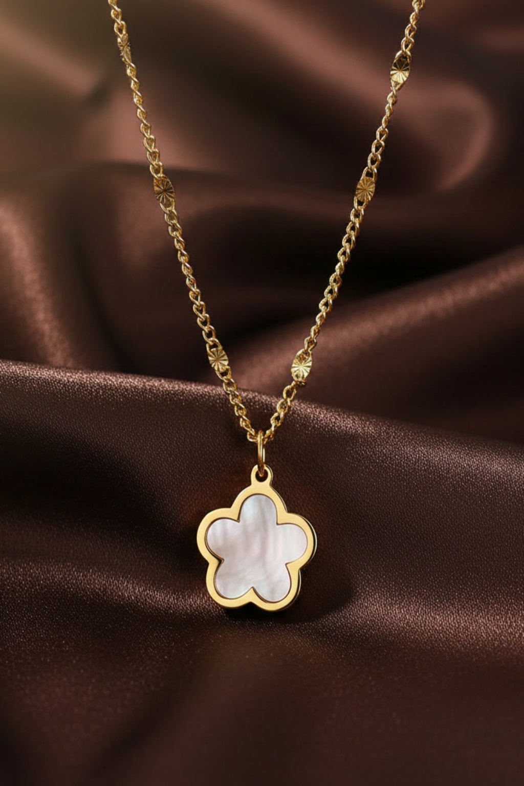 Collana con Pendente a Forma di Fiore di Pesco e Guscio Bianco 45+5cm