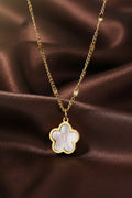 Collana con Pendente a Forma di Fiore di Pesco e Guscio Bianco 45+5cm