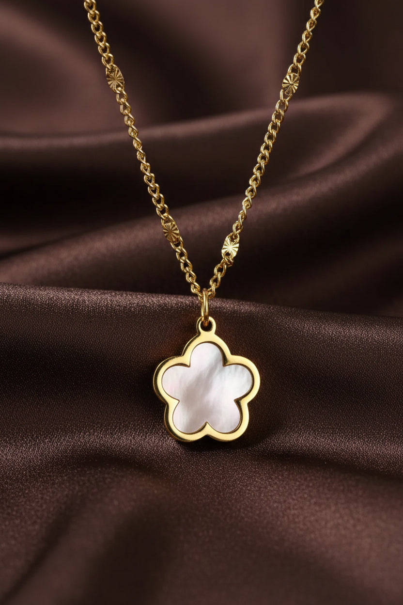 Collana con Pendente a Forma di Fiore di Pesco e Guscio Bianco 45+5cm