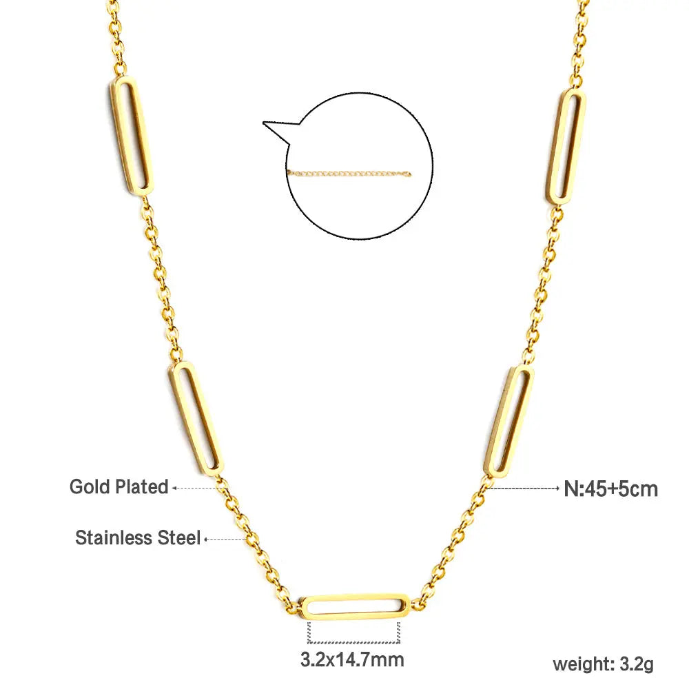 Collana dorata con dettagli geometrici rettangolari