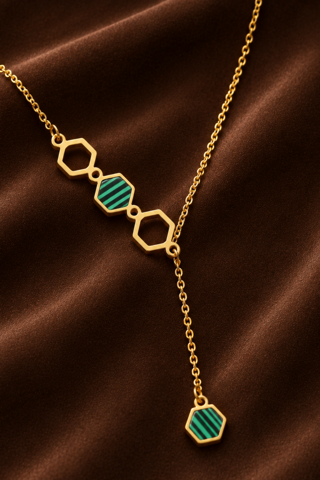 Collana dorata con pendenti esagonali verdi