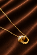 Collana dorata con doppio cerchio, zirconi e numeri romani