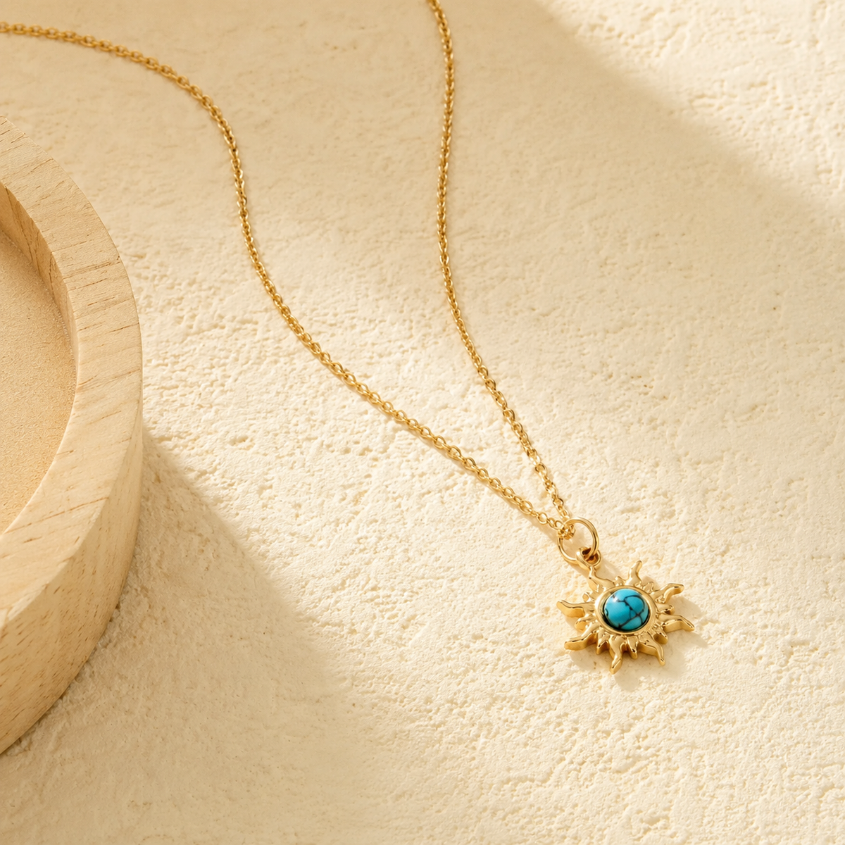 Collana dorata con sole e pietra turchese