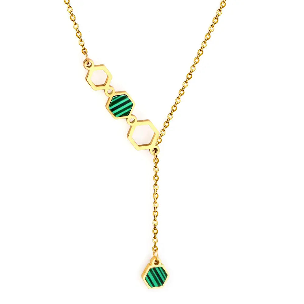 Collana dorata con pendenti esagonali verdi