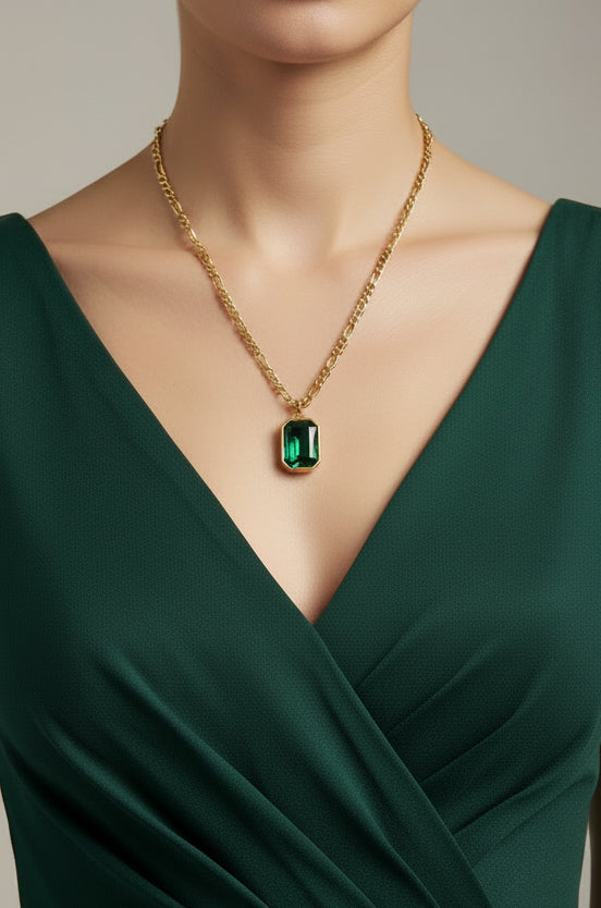 Collana con Ciondolo Rettangolare e Diamante Verde