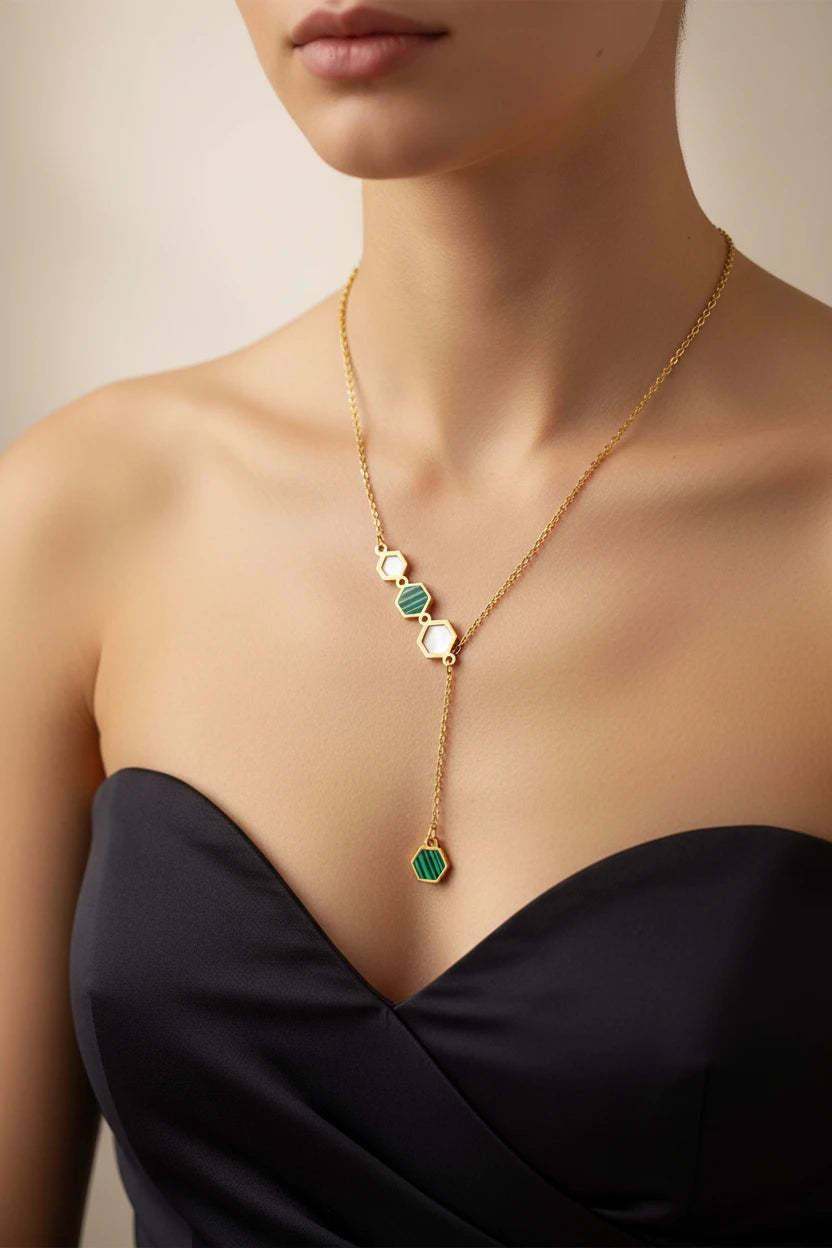 Collana dorata con pendenti esagonali verdi