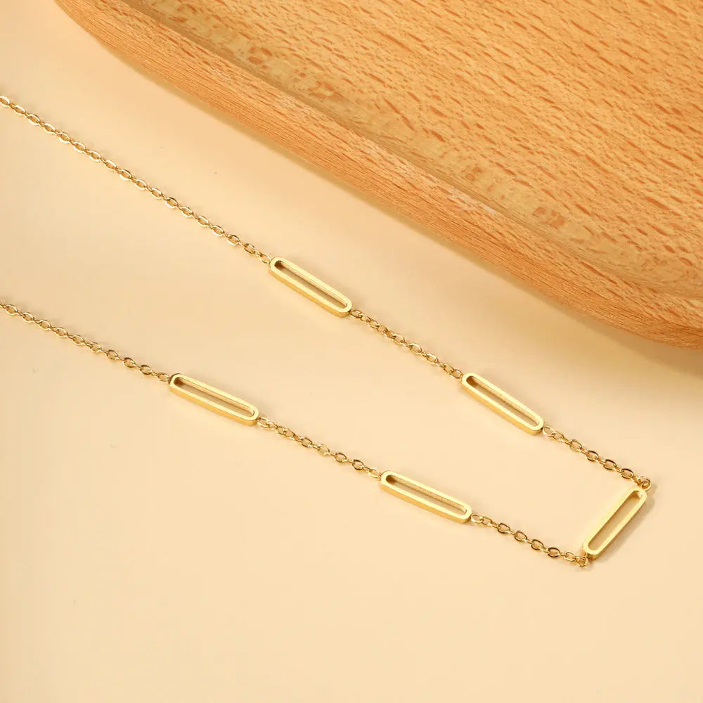 Collana dorata con dettagli geometrici rettangolari