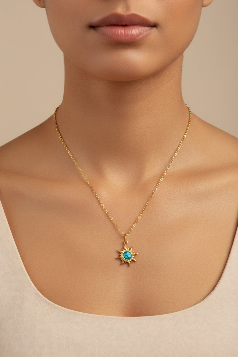 Collana dorata con sole e pietra turchese