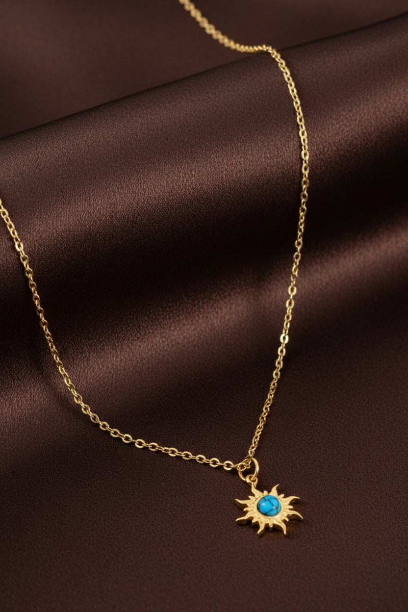 Collana dorata con sole e pietra turchese