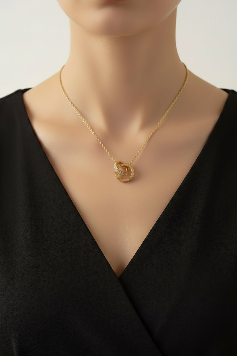 Collana dorata con doppio cerchio, zirconi e numeri romani